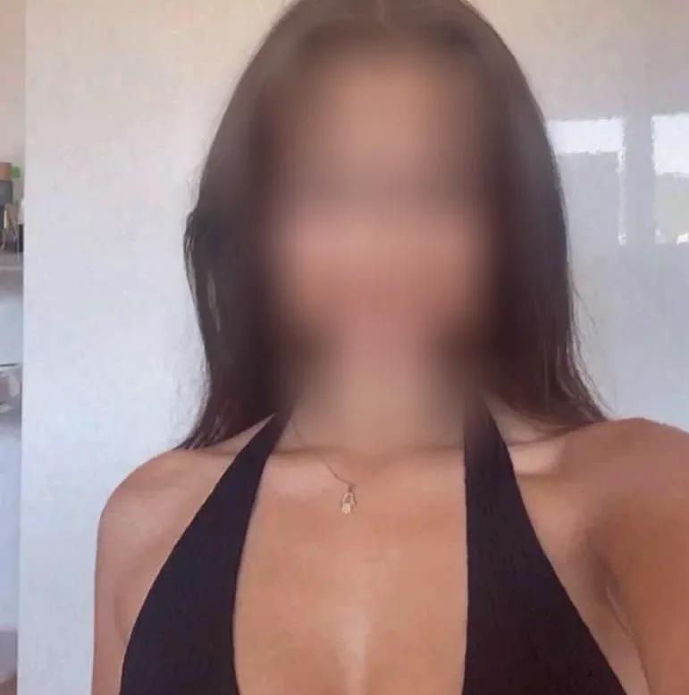 Isabelle, 23