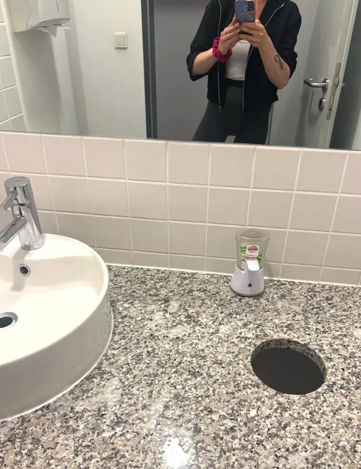 Nicola, 39
